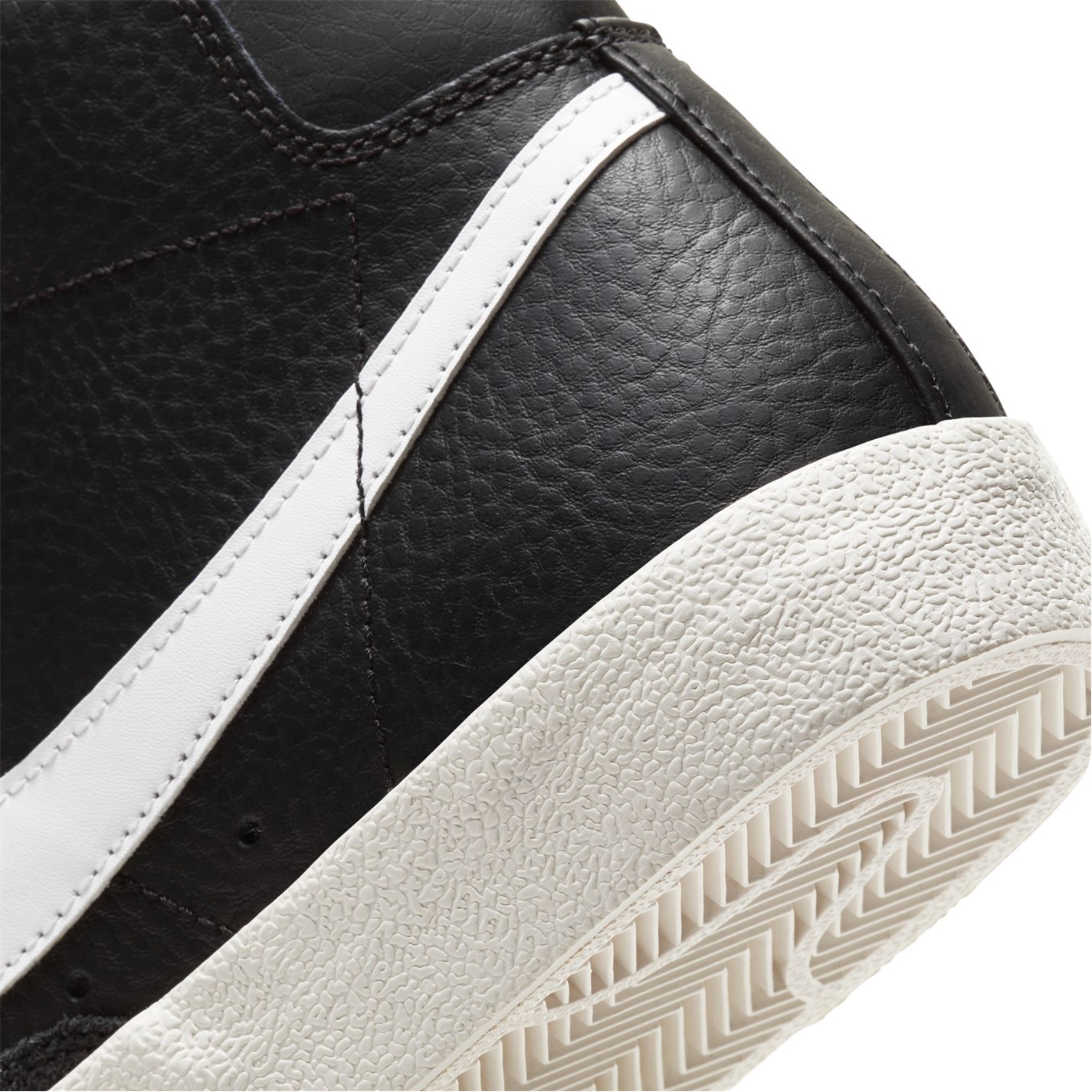 Adidasi inalti Nike Blazer Mid pentru Barbati negru alb