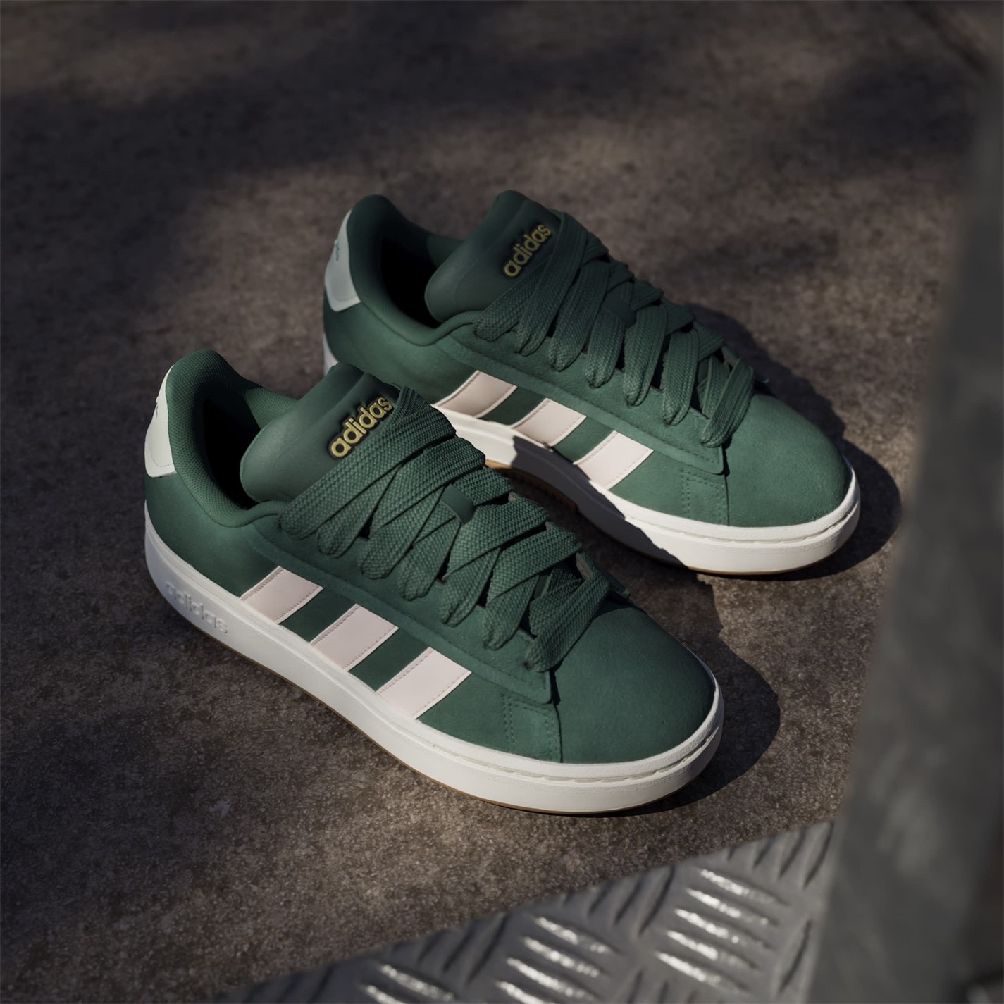 Adidasi sport adidas Grand Court Alpha 00s Low-Top pentru femei verde roz gum