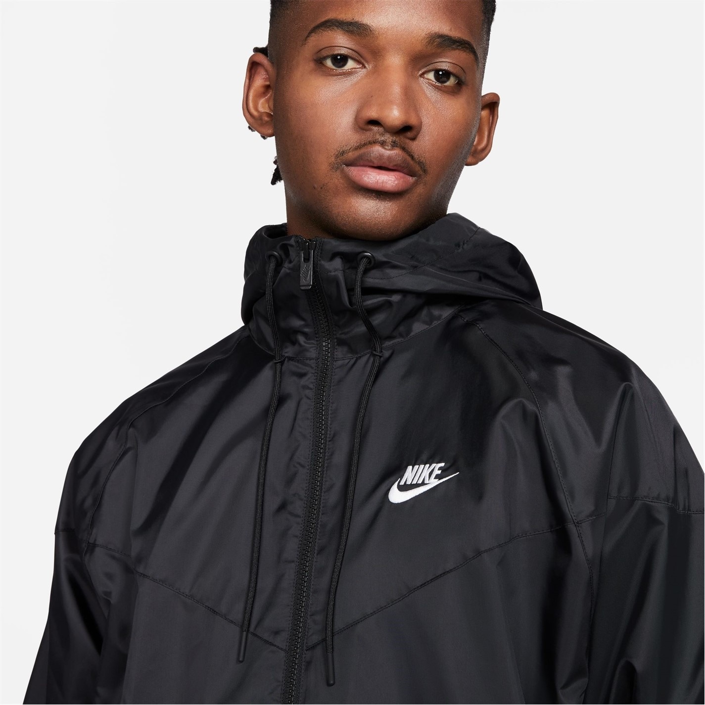 Jacheta Geaca pentru vant Nike Sportswear cu gluga pentru Barbati negru alb