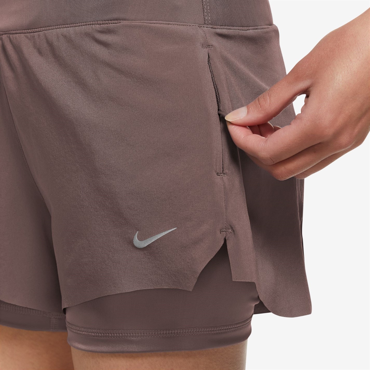 Pantaloni scurti Nike Dri-FIT Swift Mid-Rise 3 2-in-1 pentru femei gri mov