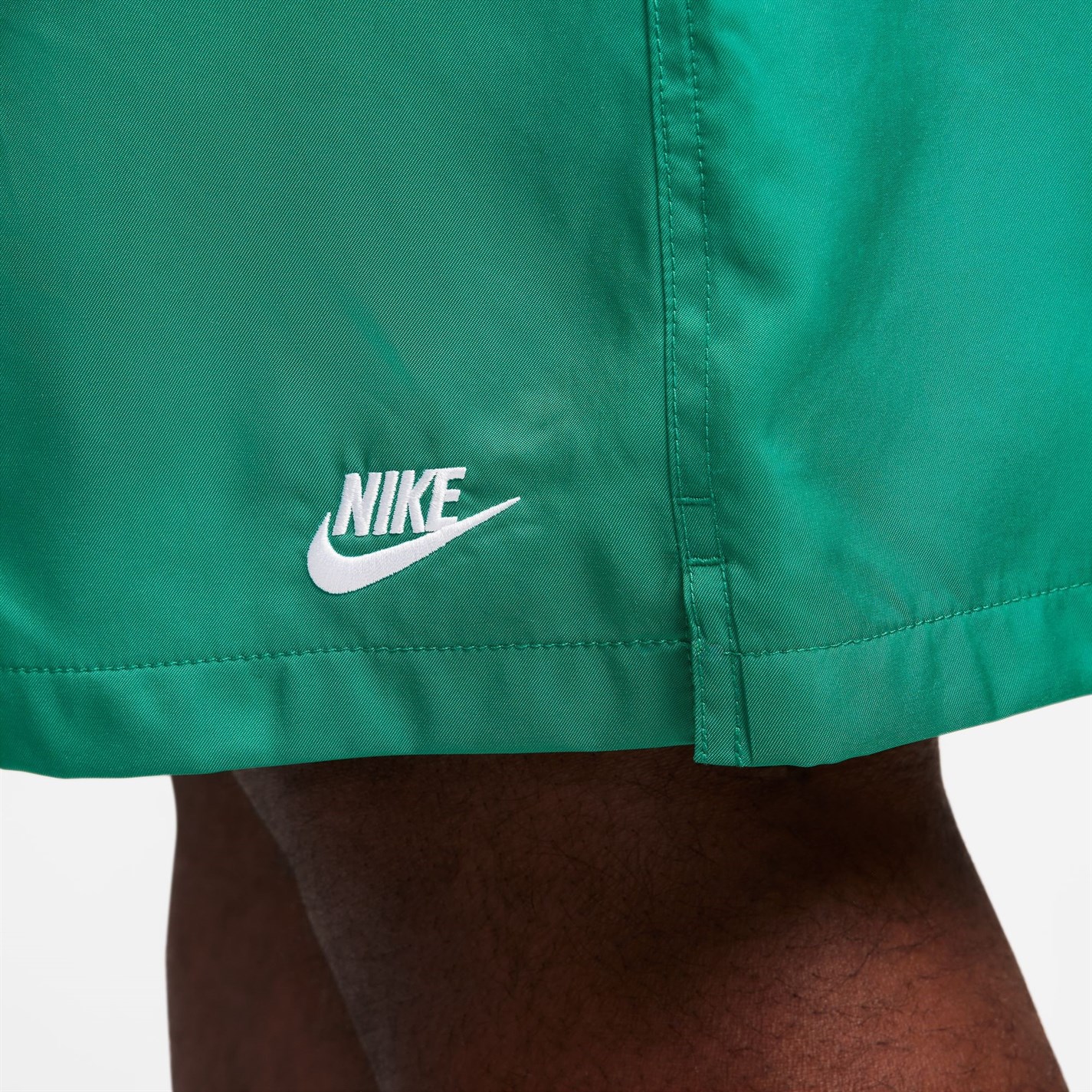 Pantaloni scurti Nike Sportswear Essentials Woven Flow pentru Barbati verde alb