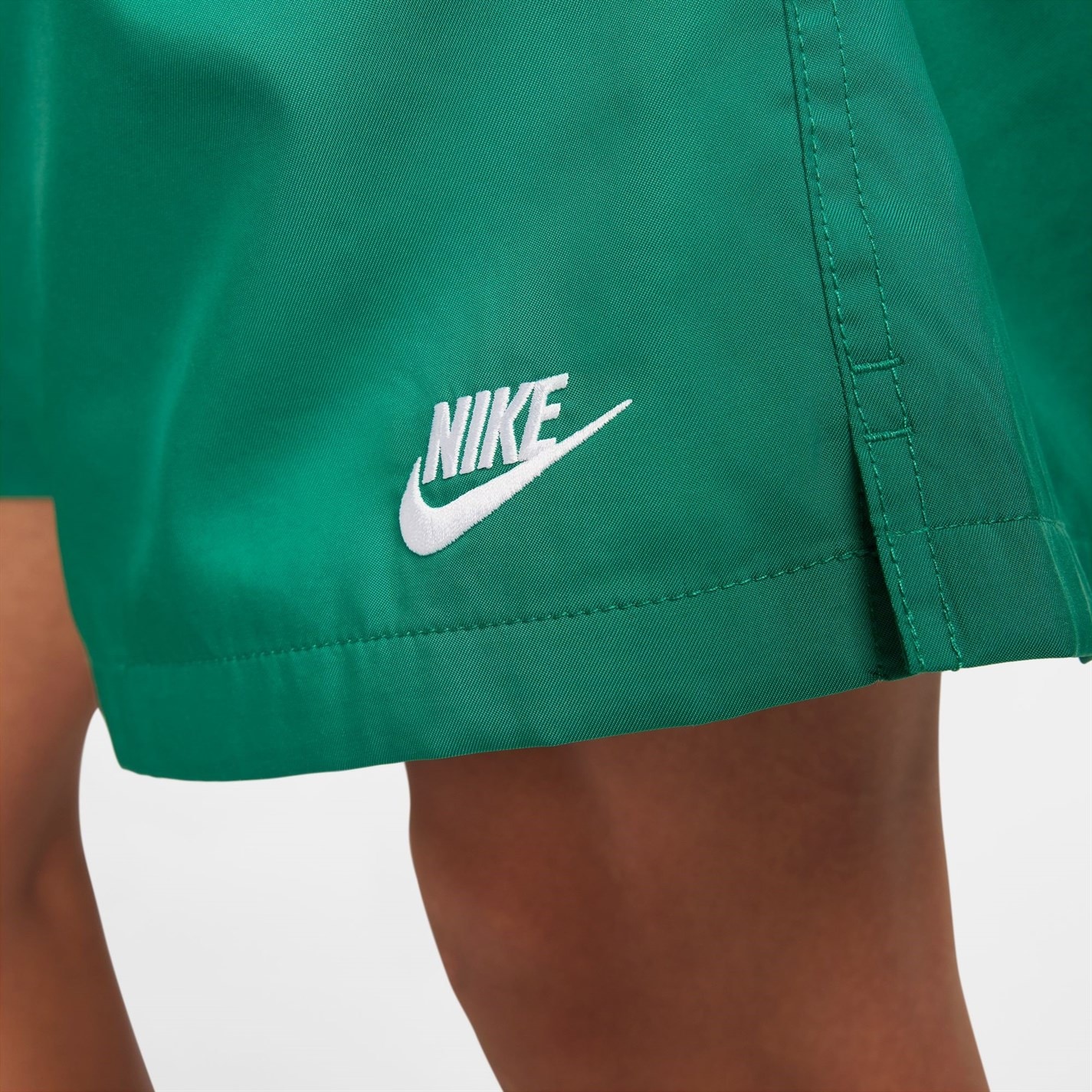 Pantaloni scurti Nike Sportswear Essentials Woven Flow pentru Barbati verde alb