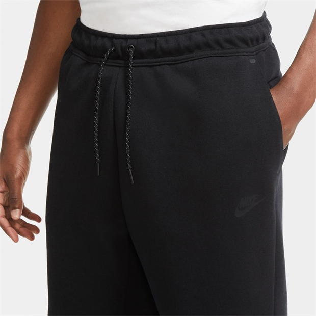 Pantaloni scurti pentru barbati Nike Sportswear Tech negru