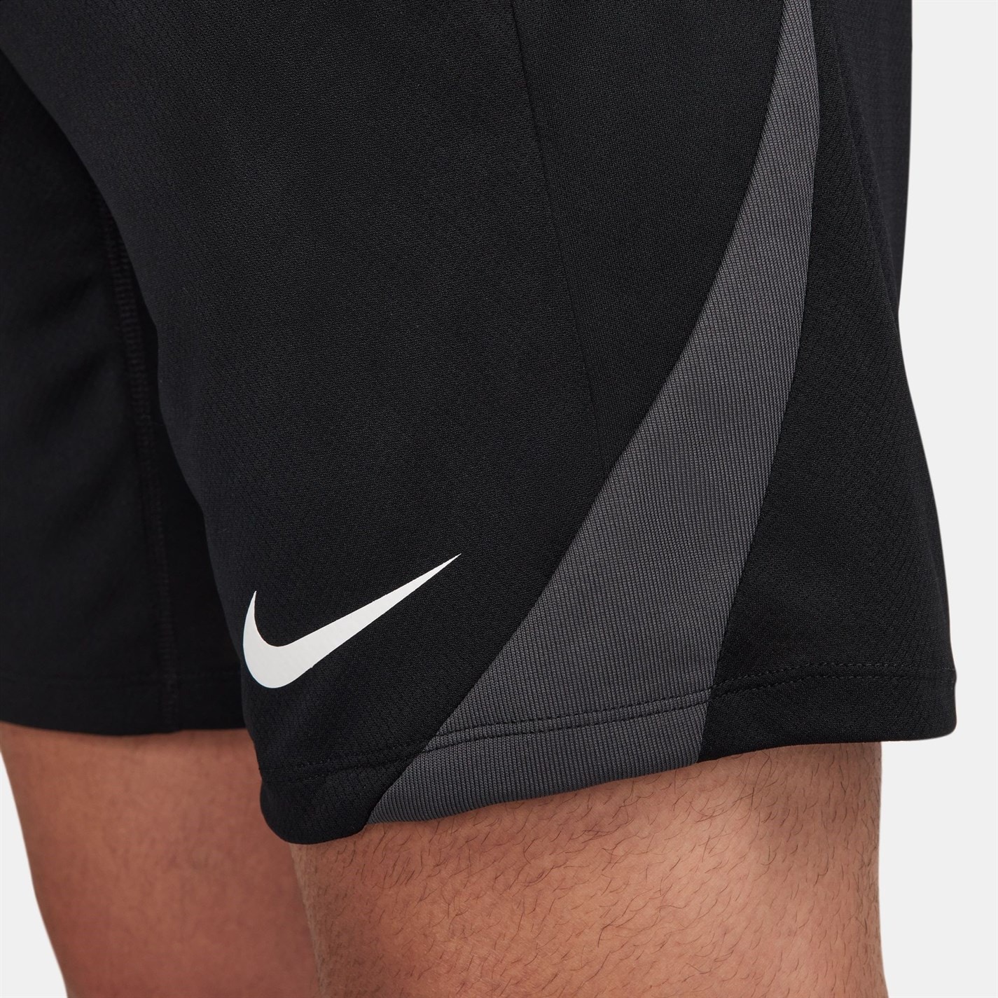 Sort fotbal Nike Strike Dri-FIT Global pentru Barbati negru alb