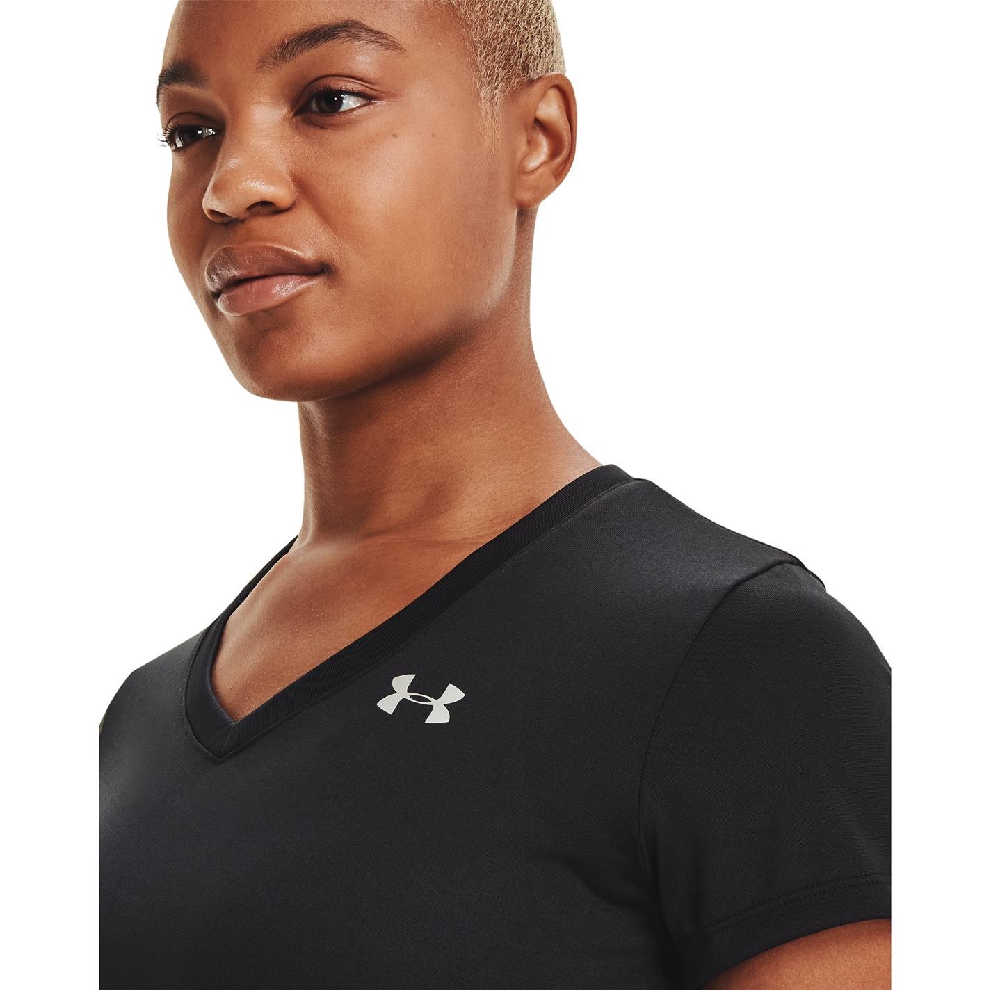 Under ARMOUR Tech™ decolteu in V maneca scurta pentru femei negru